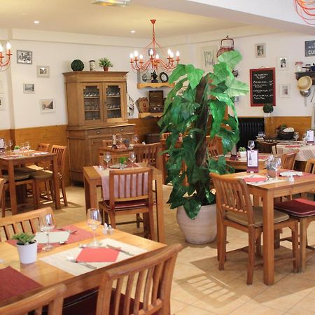 Hotel-Restaurant Les Colonnades Saint-Fulgent Buitenkant foto