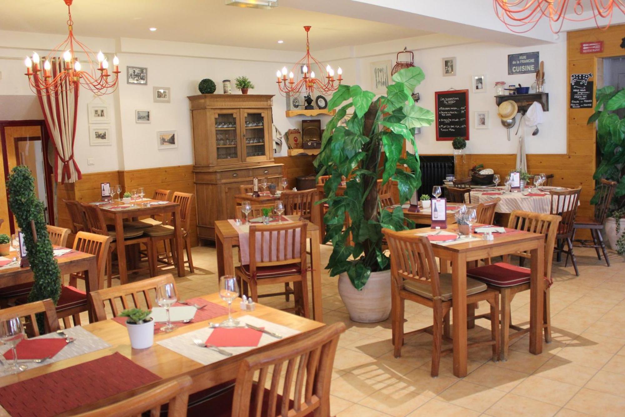 Hotel-Restaurant Les Colonnades Saint-Fulgent Buitenkant foto
