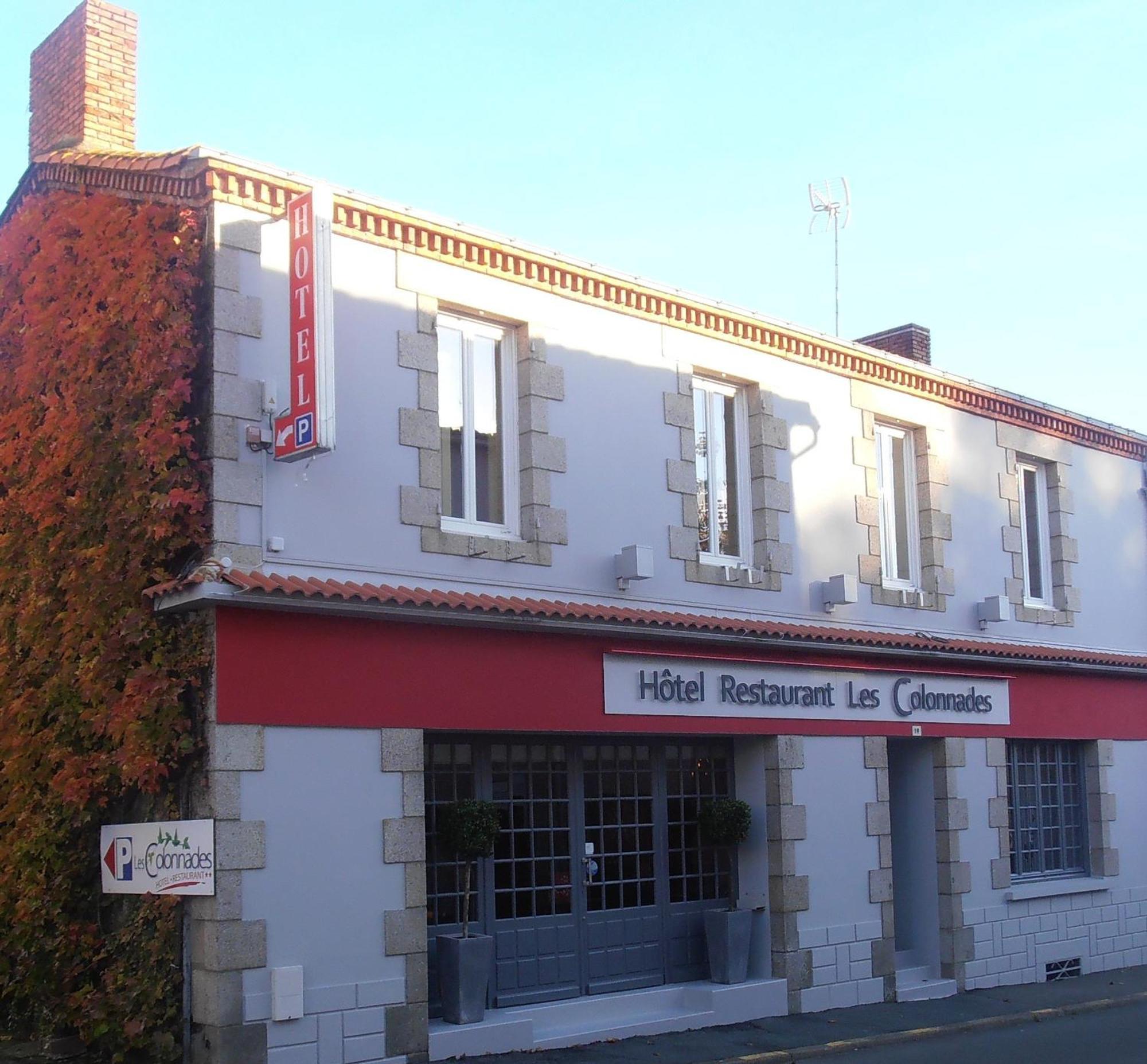 Hotel-Restaurant Les Colonnades Saint-Fulgent Buitenkant foto