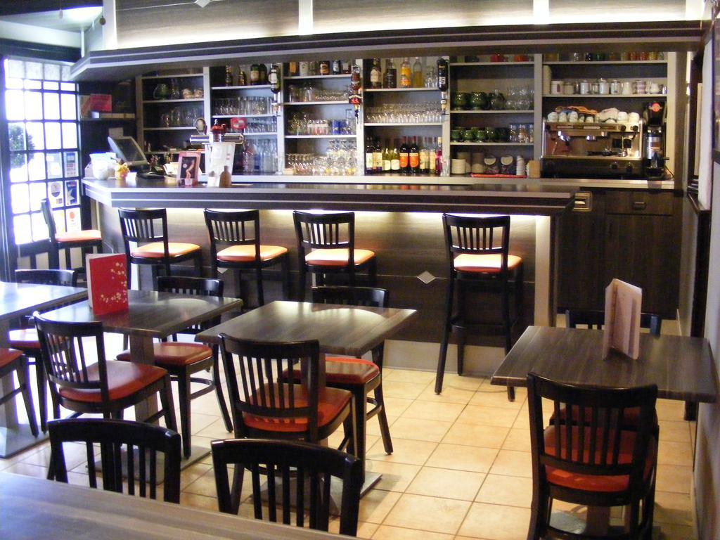 Hotel-Restaurant Les Colonnades Saint-Fulgent Buitenkant foto