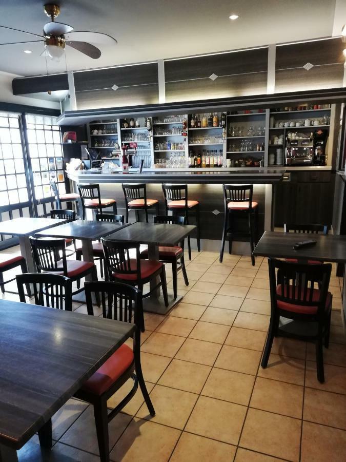 Hotel-Restaurant Les Colonnades Saint-Fulgent Buitenkant foto